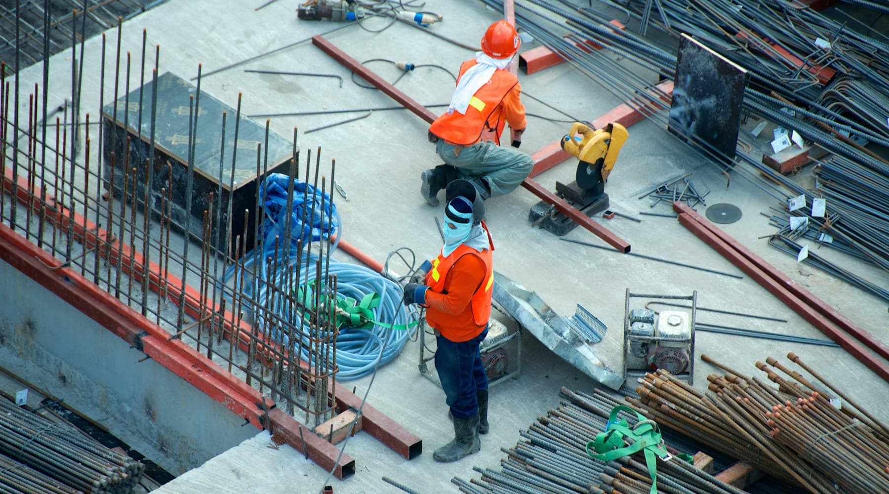Compagnons sur un chantier de ferraillage